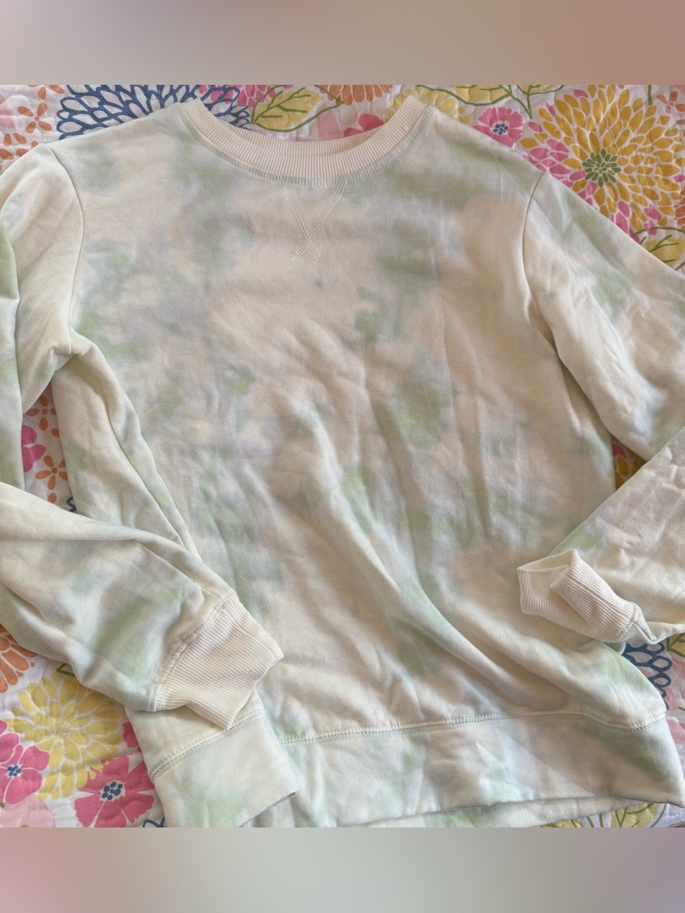 Small stars above women’s crewneck